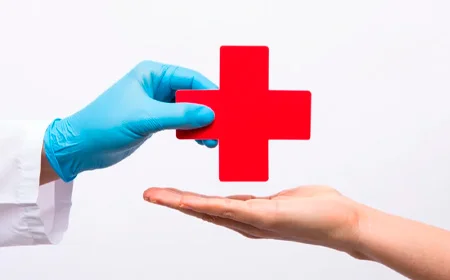 Рука доктора передает символ здоровья человеку